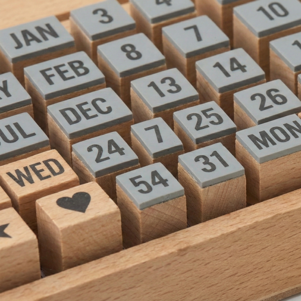 Zestaw Stempli Drewnianych "Days & Numbers" – w pudełku